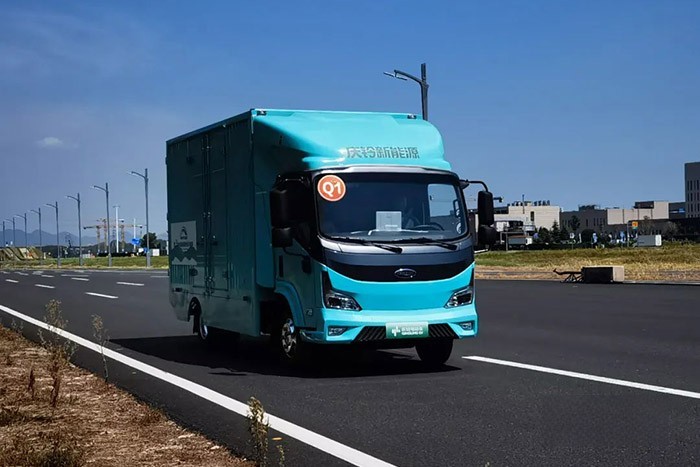 慶鈴EVM600純電動輕卡，一舉奪獲輕型貨廂組（輕卡組）全能金獎、最佳節(jié)能能力獎、最佳續(xù)航能力獎、最佳動力性能獎、最佳制動性能獎五項大獎。