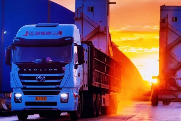 在砂石料煤炭運輸場景中總是不乏上汽紅巖NG重卡的身影,其中一個重要原因就是它夠省,接下來我們就來具體算算到底有多省!