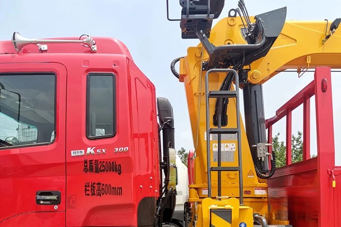 江淮格爾發(fā)6×4隨車吊,憑借卓越的設(shè)計(jì)和極強(qiáng)的承載力,在多種復(fù)合場(chǎng)景中都交出了優(yōu)異的答卷,獲得了一眾卡友的青睞。