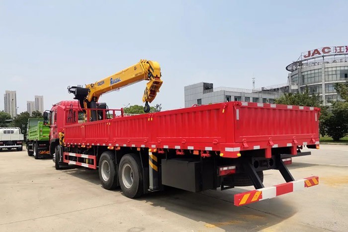 江淮格爾發(fā)6×4隨車吊,憑借卓越的設(shè)計(jì)和極強(qiáng)的承載力,在多種復(fù)合場(chǎng)景中都交出了優(yōu)異的答卷,獲得了一眾卡友的青睞。