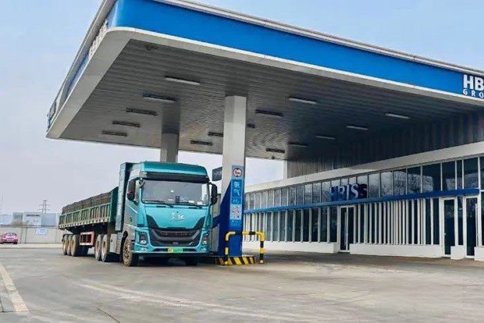 尤其是在河鋼集團的運營中,新長征1號氫能重卡在唐山港到秦皇島佰工鋼鐵線上,單車跑出了1個月1.5萬公里的成績,氫耗穩定在10.1㎏/百公里