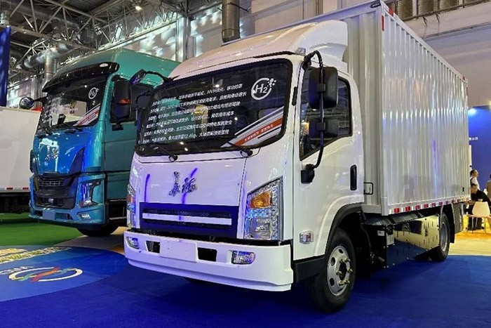 長征1號液氫重卡是新一代氫能重卡產品,整車搭載了未勢能源新研發的“木星”車載液氫儲氫系統,該系統可加注80kg以上液氫,質量儲氫密度達到8wt%,整車續航里程可突破1000公里。