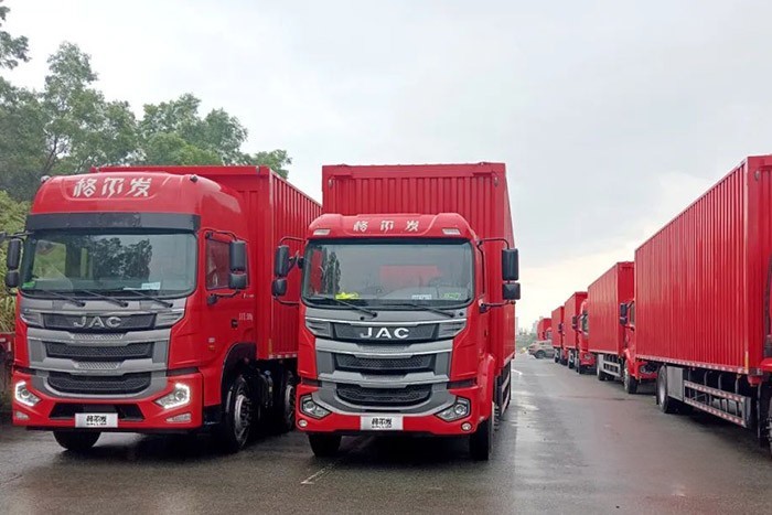 此次與車企大客戶簽訂120輛重卡戰(zhàn)略合作協(xié)議,也再次向市場證明了江淮重卡的卓越性能與高端品質(zhì)。