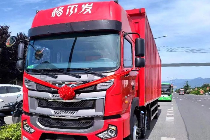 此次與車企大客戶簽訂120輛重卡戰(zhàn)略合作協(xié)議,也再次向市場證明了江淮重卡的卓越性能與高端品質(zhì)。