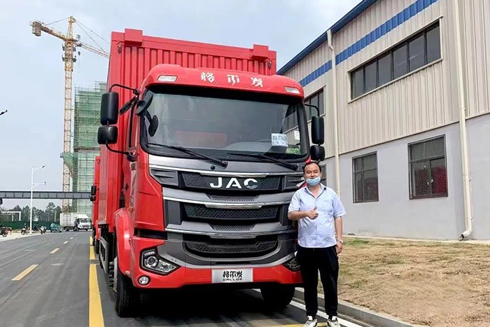 此次與車企大客戶簽訂120輛重卡戰(zhàn)略合作協(xié)議,也再次向市場證明了江淮重卡的卓越性能與高端品質(zhì)。