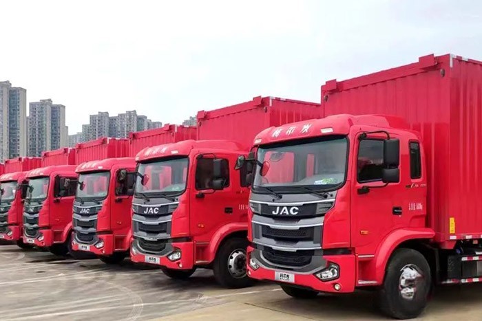 此次與車企大客戶簽訂120輛重卡戰(zhàn)略合作協(xié)議,也再次向市場證明了江淮重卡的卓越性能與高端品質(zhì)。