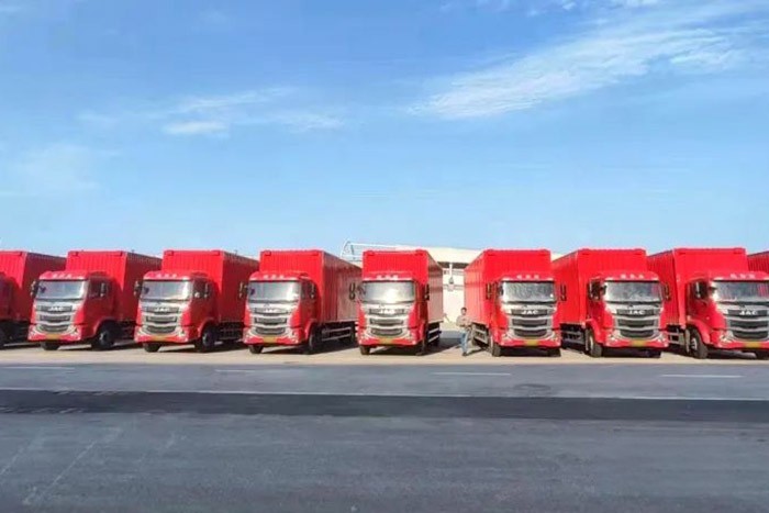 此次與車企大客戶簽訂120輛重卡戰(zhàn)略合作協(xié)議,也再次向市場證明了江淮重卡的卓越性能與高端品質(zhì)。