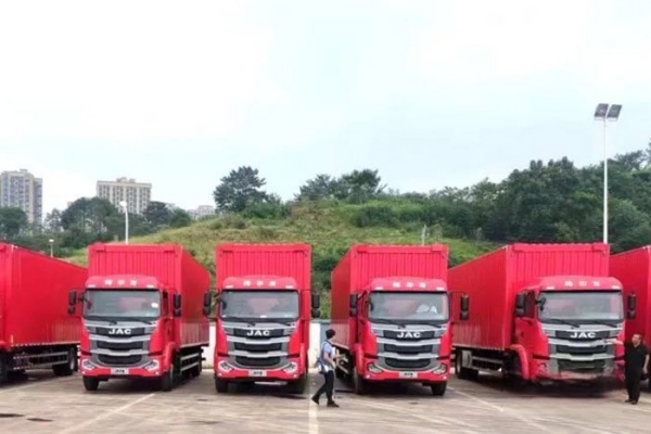 此次與車企大客戶簽訂120輛重卡戰(zhàn)略合作協(xié)議,也再次向市場證明了江淮重卡的卓越性能與高端品質(zhì)。